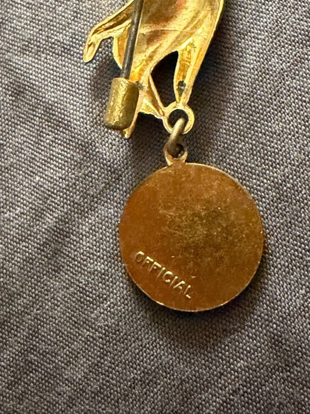 Vintage Gold New York Worlds Fair Hand Charm Brooch with Dangle Medal - Picture 3 of 4